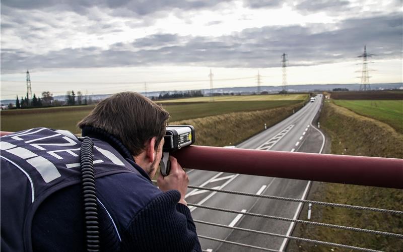 „Vollzugs-Anhänger“ ist mit Blitzer aktiv Die Polizei erhöht ihre Präsenz im Bereich der B464 GB-Foto: SDMG/Dettenmeyer