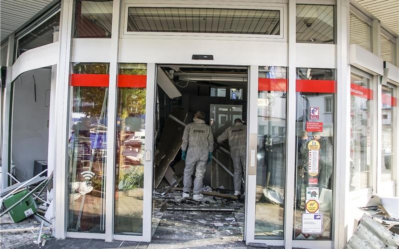 Geldautomat der Kreissparkassen-Filiale in Bondorf gesprengt Die Polizei ermittelt zu einer Geldautomatensprengung in Bondorf. GB-Foto: SDMG/Dettenmeyer