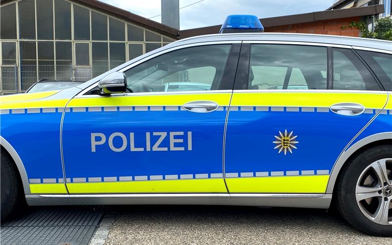 Unbekannter Unfallflüchtiger beschädigt Mercedes auf Lidl-Parkplatz