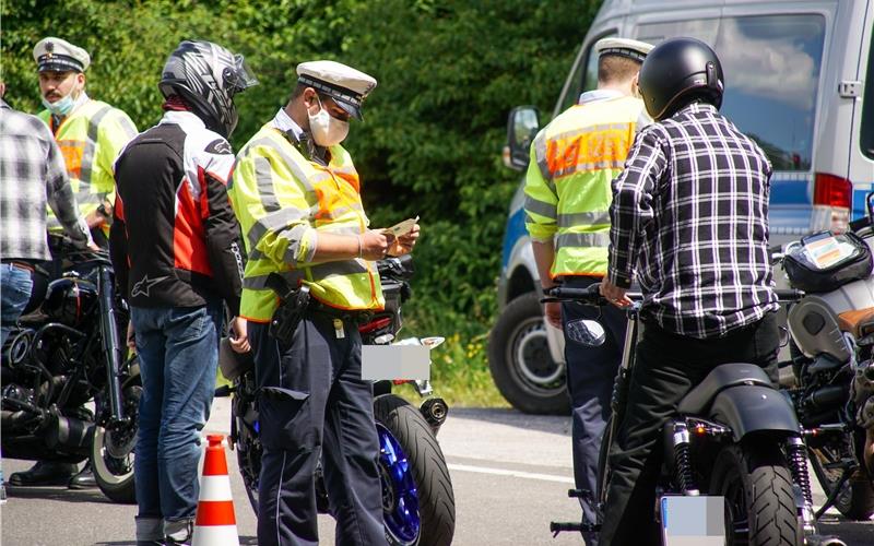 Polizei kontrolliert Motorradfahrer