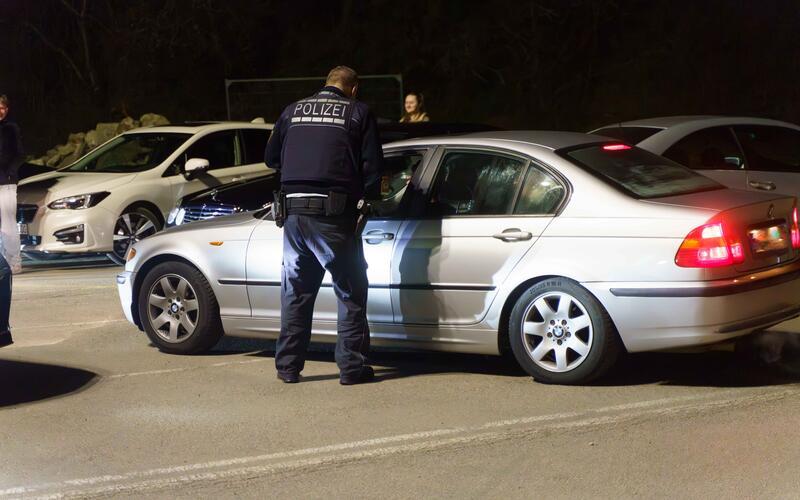 Die Polizei schaut auf dem Marktkauf-Parkplatz nach dem Rechten. „Wir sind nicht hier, um die Leute zu vertreiben, sondern um die schwarzen Schafe rauszupicken“, sagt Pressesprecher Steffen Grabenstein.GB-Foto: Dettenmeyer