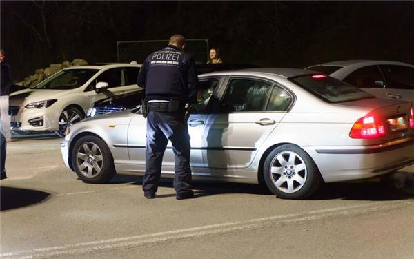 Die Polizei schaut auf dem Marktkauf-Parkplatz nach dem Rechten. „Wir sind nicht hier, um die Leute zu vertreiben, sondern um die schwarzen Schafe rauszupicken“, sagt Pressesprecher Steffen Grabenstein.GB-Foto: Dettenmeyer