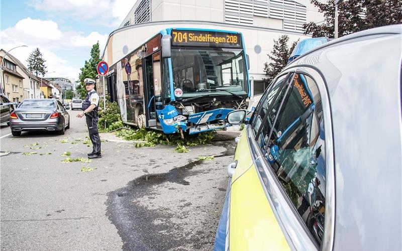 Fahrer verliert Kontrolle über Bus Die Polizei sucht Zeugen zu einem Busunfall gestern in SindelfingenGB-Foto: SDMG/Dettenmeyer