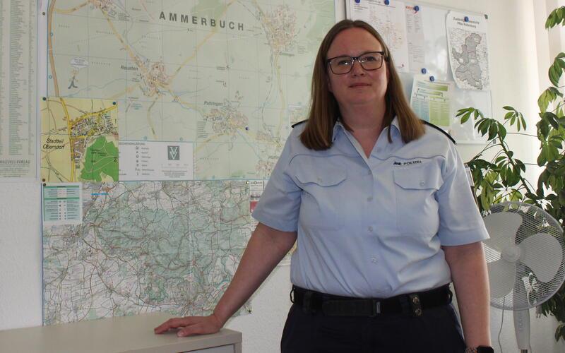 Die Polizeihauptkommissarin kennt Ammerbuch mit seinen sechs Teilorten gut. Die Karte an der Wand ihres Büros oder das Navi des Dienstfahrzeugs benötigt sie kaum einmal, um die richtige Straße zu finden.GB-Foto: Schnurr