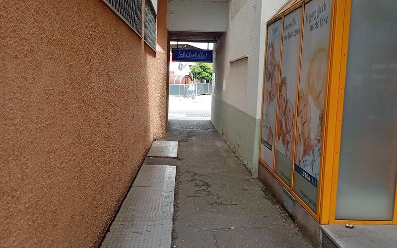 Die Polizeikontrolle fand im Durchgang zwischen Bahnhofstraße und Walther-Knoll-Straße statt. GB-Foto: gb