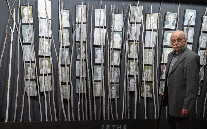 Die Porträts sind fiktiv, die Schicksale real in der jüngsten Installation von Peter Barth. GB-Foto: Vecsey