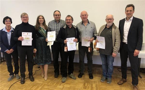 Die Prämierten in der Kategorie Apfelsaft: Reiner Günthner-Müller aus Höfingen (Zweiter von links), Eberhard Zipperer aus Altdorf (Vierter von links), Johann Rudorfer aus Höfingen (Fünfter von links), Bernd Hörnlen aus Weissach (Dritter von rechts), Roland Haupt aus Mönchberg (Zweiter von rechts). Sie werden flankiert von der Vorsitzenden des Kreis-Obst- und Gartenbauverbandes Böblingen, Yvonne Strecker (links), und der Streuobstkönigin Linda Österle (Dritte von links). Geehrt hat sie Martin Wuttke, stellvertretender Landrat (rechts). GB-Foto: Denner