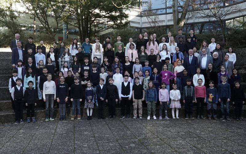 Die Preisträger des Regionalwettbewerbs „Jugend musiziert“ aus dem Kreis Böblingen mit Förderern und Organisatoren des Regionalwettbewerbs. GB-Fotos: Heiden