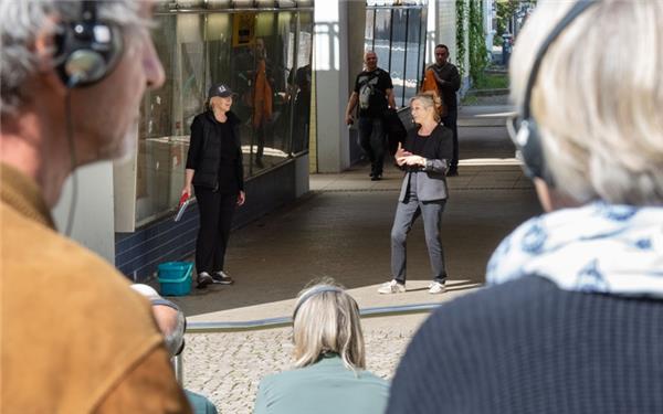 Die Premiere des Wandertheaters führt durch die ganze Stadt. Los geht es am Bahnhof. GB-Foto: Vecsey
