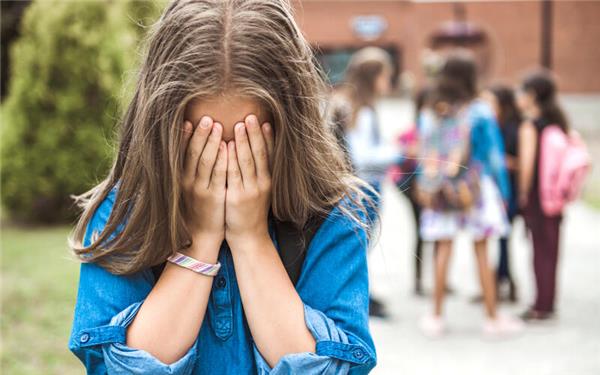 Die Probleme der Kinder und Jugendlichen unterscheiden sich in sehr vielfältiger Weise, die sie an die Schulsozialarbeiter herantragen. GB-Foto: pololia - stock.adobe.com