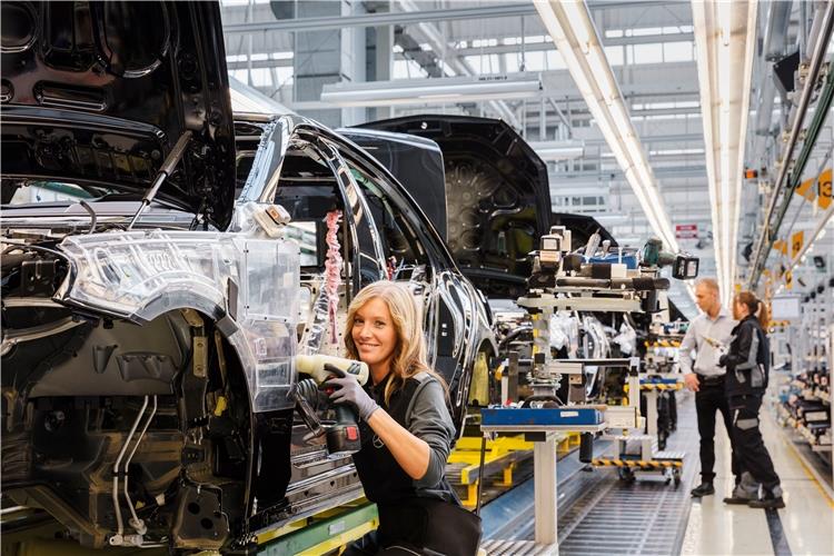 Daimler stoppt die Produktion Die Produktion der S-Klasse Mercedes-Benz Werk SindelfingenGB-Foto: gb