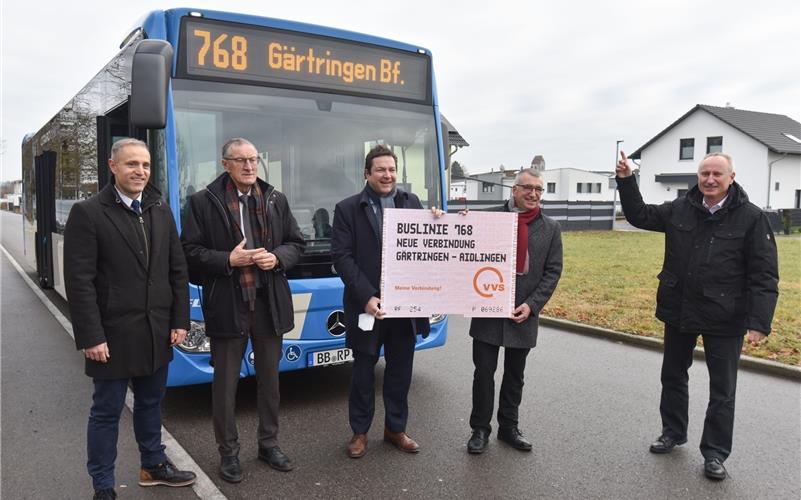 Die Prominenz warb gestern für die neue Buslinie (von links): Oliver Ruhmann (Busunternehmen Pflieger), Roland Bernhard (Landrat), Thomas Riesch (Bürgermeister), Ekkekard Fauth (Bürgermeister) und Horst Stammler (VVS-Geschäftsführer). GB-Foto: Vecsey