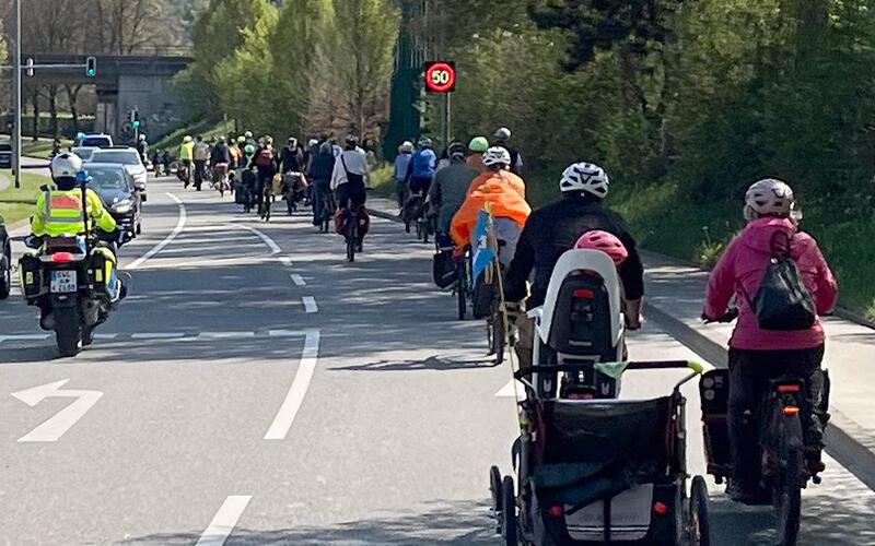 Die Radler fuhren unter anderem durchs Gewerbegebiet. GB-Foto: gb