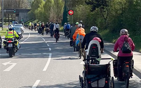 Die Radler fuhren unter anderem durchs Gewerbegebiet. GB-Foto: gb