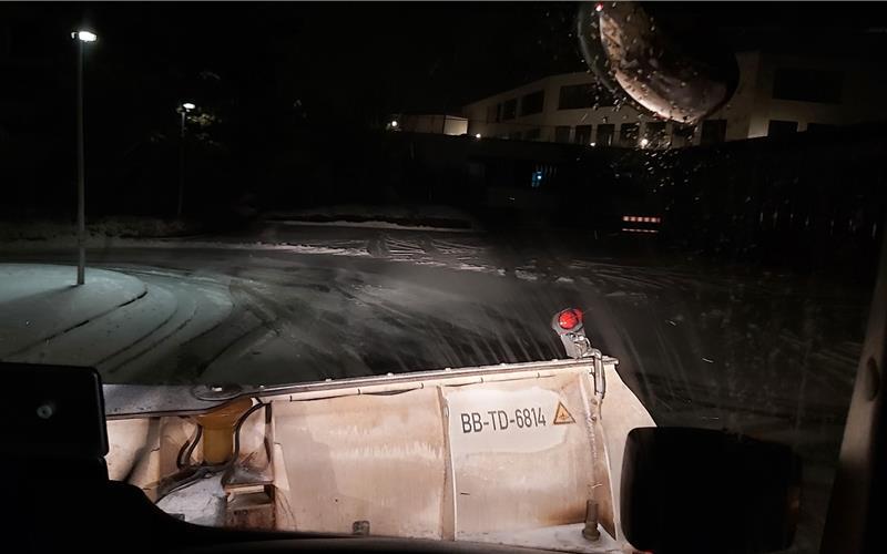 Die Räum- und Streufahrzeuge rücken bei Bedarf schon um 3 Uhr aus. GB-Foto: gb