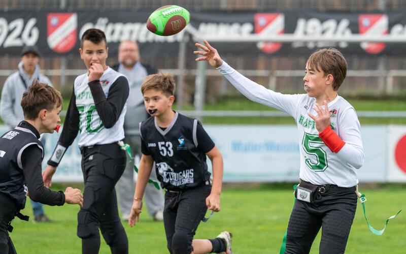 Die Raptors (rechts) behielten im Flag-Football-Heimspieltag gegen Kornwestheim die Oberhand. GB-Foto: Vecsey