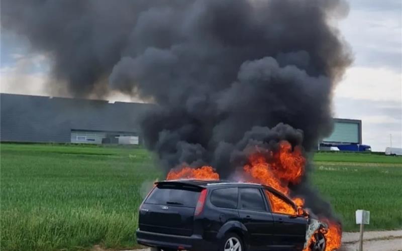 Fahrzeug steht bei Mötzingen in Flammen Die Rauchsäule ist weit sichtbar.GB-Foto: Feuerwehr Mötzingen