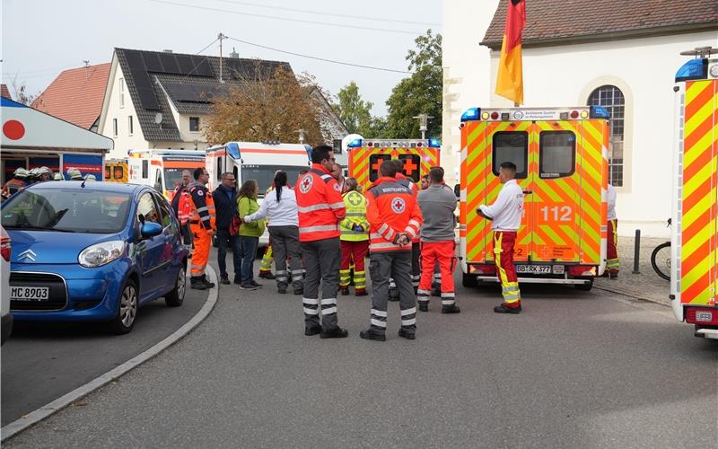 Die Rettungsdienste waren mit einem Großaufgebot vor Ort. GB-Foto: SDMG/Dettenmeyer