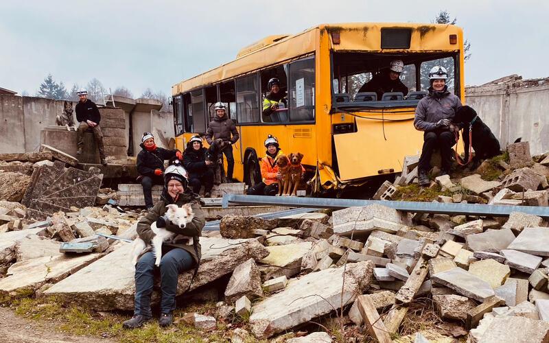 Die Rettungshundestaffel auf einem Trümmergelände in Mosbach. GB-Fotos: gb