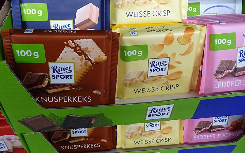 Die Ritter-Sport-Tafeln kommen nun mit einem Aufkleber daher – bis die alte Verpackungsfolie aufgebraucht ist. GB-Foto: Reichert
