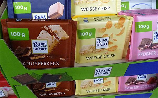 Die Ritter-Sport-Tafeln kommen nun mit einem Aufkleber daher – bis die alte Verpackungsfolie aufgebraucht ist. GB-Foto: Reichert
