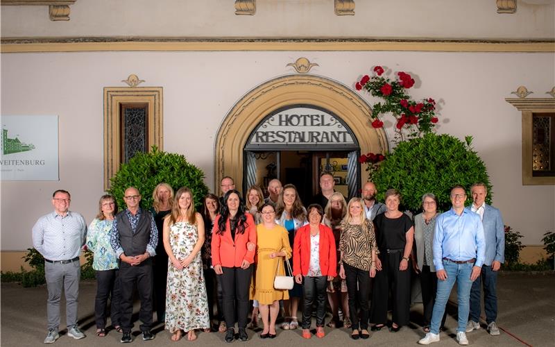 Mitarbeiterjubiläum im Schlossambiente Die Rolf-Benz-Jubilare 2022 gemeinsam mit der Geschäftsleitung im Schloss Weitenburg.GB-Foto: gb