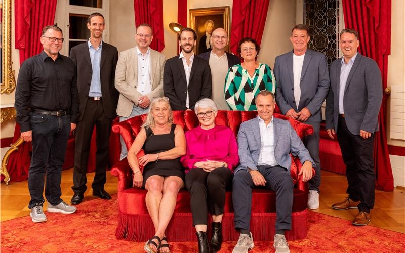 Die Rolf-Benz-Jubilare stellen sich zum Gruppenbild.
