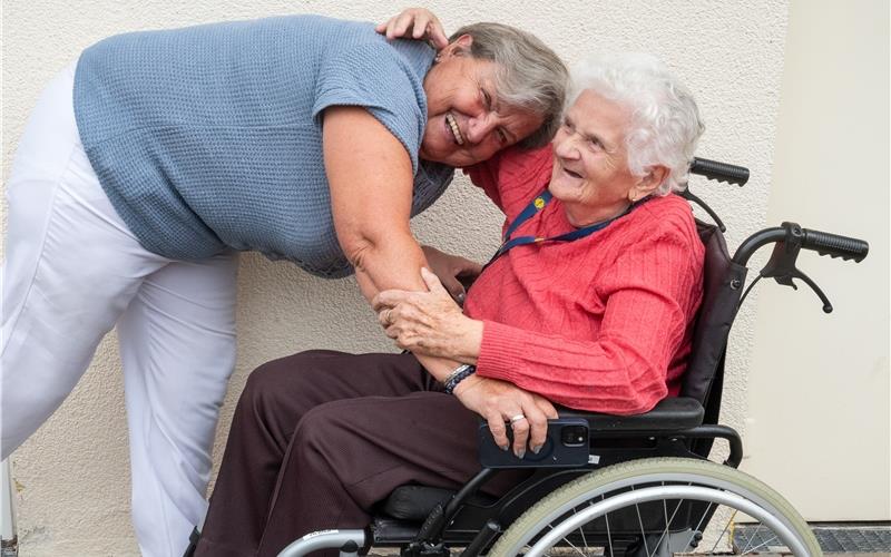 Die Rollstuhlgruppe bietet alle vier Wochen Spaß und Abwechslung: Anneliese Wolpert (links) und Anna Tittenhofer.GB-Foto: Schmidt