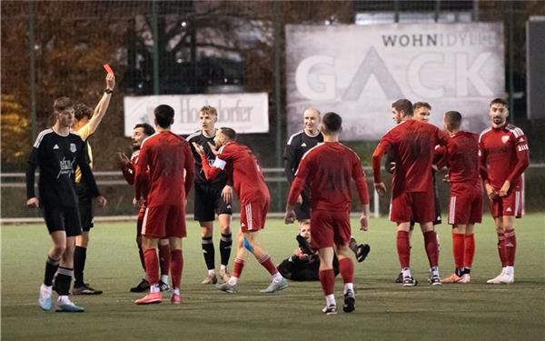 Die Rote Karte gegen Mert Köse (Mitte, mit weißer Kapitänsbinde) war aus Herrenberger Sicht ein früher Knackpunkt. GB-Foto: Vecsey