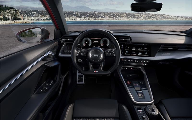 In der Länge etwas gewachsen Die S3 Limousine: Die sportliche Optik setzt sich im Innenraum fort