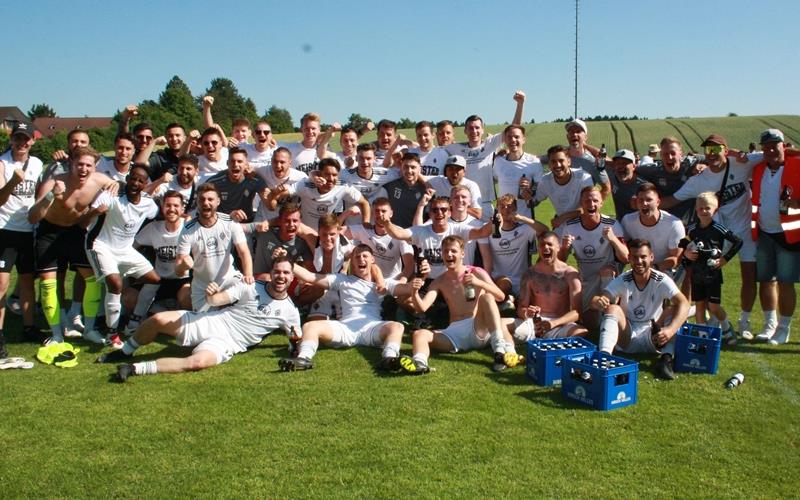 „Ich gehe hier mit zwei Titeln“ Die SF Gechingen sind die Mannschaft der Stunde: Der Landesliga-Aufstieg über die Relegation krönte eine ungewöhnlich lange und erfolgreiche Saison. GB-Foto: gb