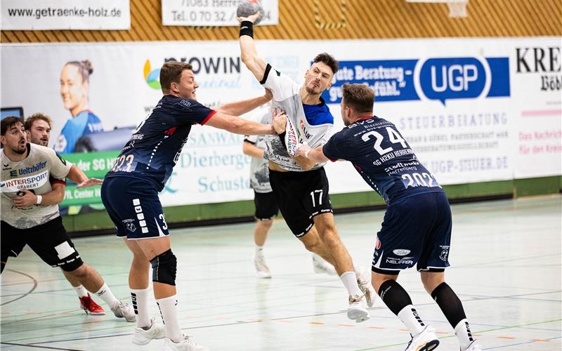 Die SG-Abwehr ist näher an den Gegenspielern dran: Hier versuchen Lukas Mäußnest (rechts) und Sven Jacobs den agilen TSV-Spielmacher Jan König (Nr. 17) am Abschluss zu hindern. GB-Foto: Eibner/Roger Buerke