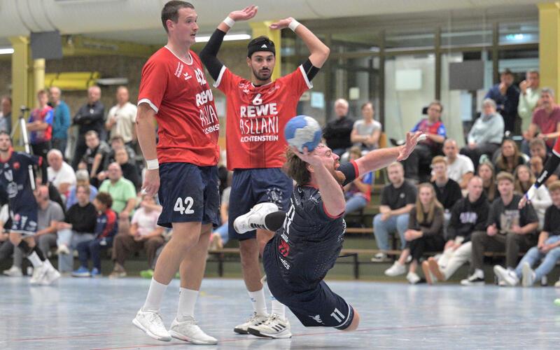 Die SG H2Ku Herrenberg (Finn Böhm am Ball) muss ihre Stärken mit voller Überzeugung einsetzen. GB Foto: Eibner/Baur