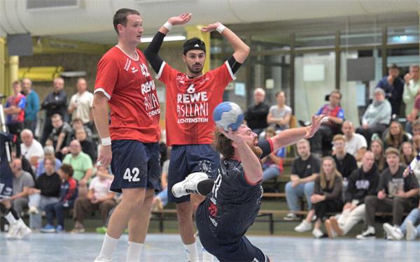 Die SG H2Ku Herrenberg (Finn Böhm am Ball) muss ihre Stärken mit voller Überzeugung einsetzen. GB Foto: Eibner/Baur
