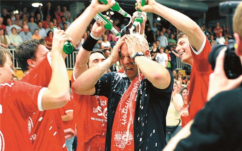 Die SG H2Ku nach dem entscheidenden Spiel gegen Deizisau: Große Freude mit dem damaligen Trainer Axel Kromer über den Aufstieg in die Zweite Bundesliga.GB-Foto (Archiv): Holom