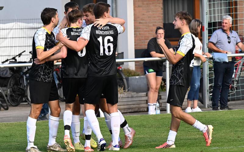 Die SG Kayh/Mönchberg bejubelt den Treffer zum 2:1 durch Fabian Walker. GB-Foto: Schmidt