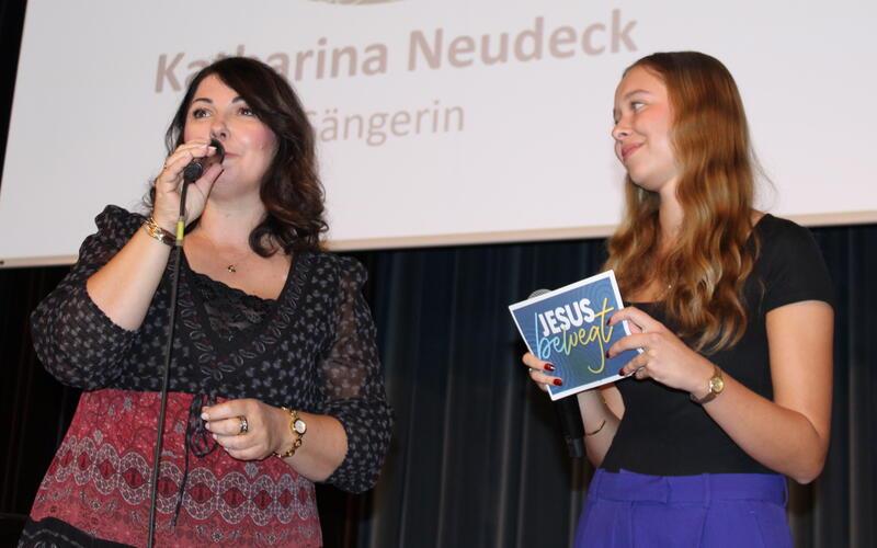 Die Sängerin Katharina Neudeck (links) im Gespräch mit Moderatorin Tamara Stängle.  GB-Foto: Baum