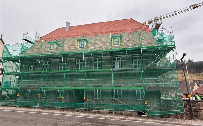 Die Sanierungsarbeiten am eingerüsteten Gültlinger Rathaus schreiten weiter voran. GB-Foto: Priestersbach