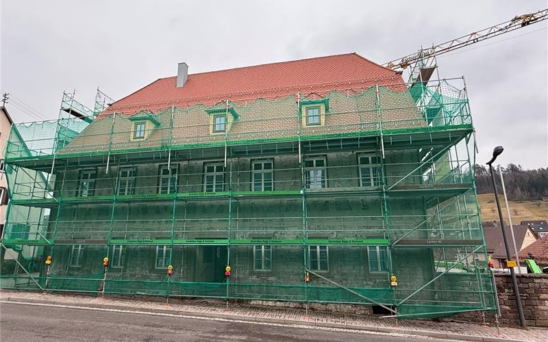 Die Sanierungsarbeiten am eingerüsteten Gültlinger Rathauses schreiten voran.GB-Foto: Priestersbach