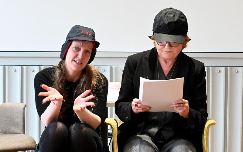 Die Schauspielerinnen Stephanie Biesolt (links) und Sabine Bräuning nehmen ihr Publikum im Rathaus mit auf die Reise in Richtung echte Emanzipation – dabei fragen sie sich immer wieder: „Sind wir schon da?“ GB-Foto: Holom