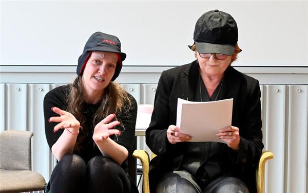 Die Schauspielerinnen Stephanie Biesolt (links) und Sabine Bräuning nehmen ihr Publikum im Rathaus mit auf die Reise in Richtung echte Emanzipation – dabei fragen sie sich immer wieder: „Sind wir schon da?“ GB-Foto: Holom