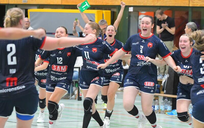Die Schlusssirene war ein echter Glücksmoment: Die SG-Bank bejubelt den 25:22-Heimsieg über die SG St. Leon/Reilingen. GB-Foto: Gebhardt