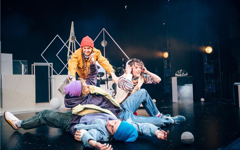 Die Schneekönigin: Szene aus dem Bühnenstück. GB-Foto: LTT Tübingen