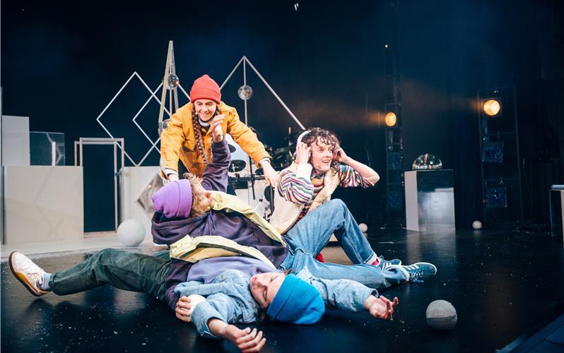 Die Schneekönigin: Szene aus dem Bühnenstück. GB-Foto: LTT Tübingen