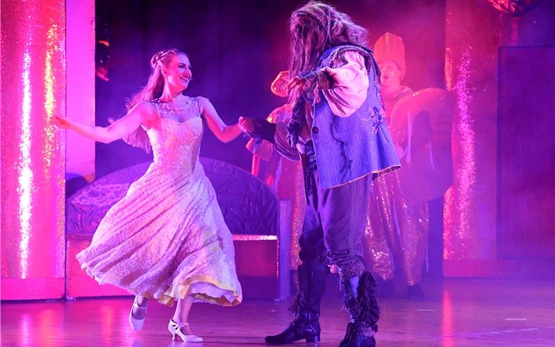 Kindgerechter romantischer Riesenspaß „Die Schöne und das Biest“ entdeckten in der Herrenberger Stadthalle tanzend und singend ihre Liebe GB-Foto: Holom