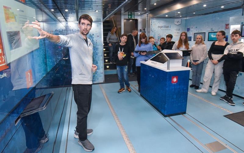 Die Schüler der Ludwig-Uhland-Schule können dieser Tage tief in den Bereich Digitalisierung blicken. GB-Foto: Vecsey