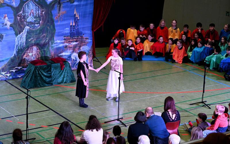 Die Schüler des SGH präsentieren das Ergebnis ihrer ersten Erfahrungen mit der Oper in der Längenholzhalle. GB-Foto: Holom