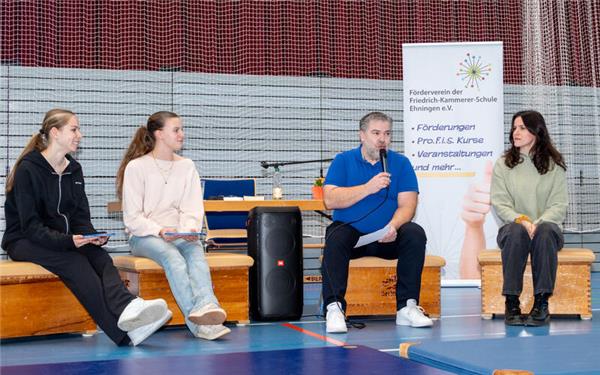 Die Schülerinnen Katie Henne und Nele Zipperer, Christian Möller (Vorsitzender des Fördervereins) und die Autorin Yasmin Shakarami zu Beginn der Lesung. GB-Foto: Nüßle