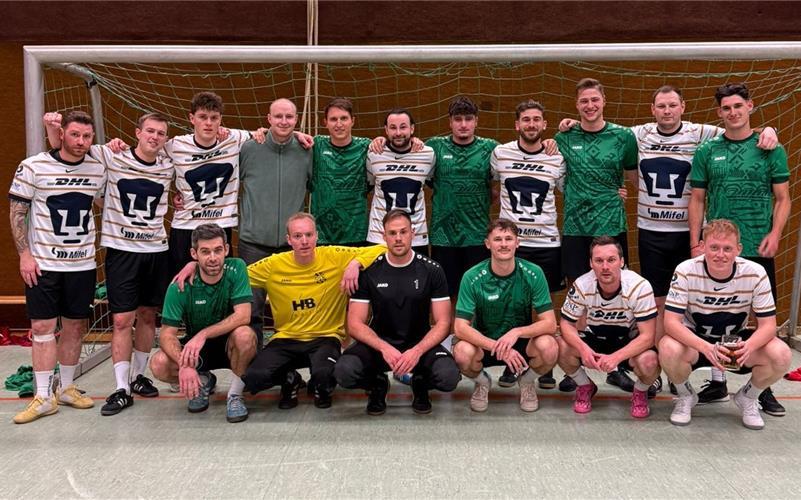 Die „Schützen“ (grünes Trikot) hatten im Aktiven-Finale gegen die „Hofbräubomber“ mit 2:1 die Nase vorn. GB-Foto: gb