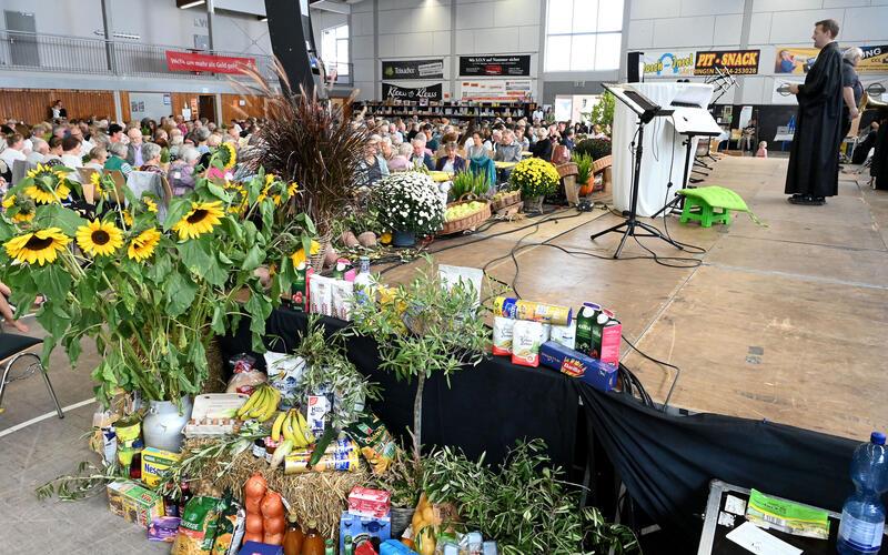 Die Schwarzwaldhalle ist zum Erntedankfest gut gefüllt, sowohl mit Gästen als auch mit bunten Gaben. GB-Foto: Holom